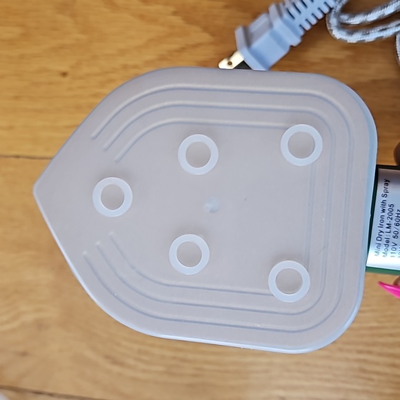 Mini Portable Handheld Steam Iron with Spray NWB - Picture 4 of 5